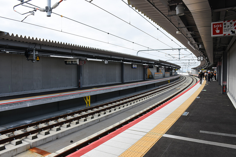 ホームはかなり大きく曲がっている