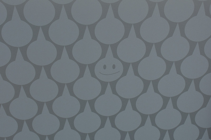 目と口の付いた隠れキャラは女性社員の発案