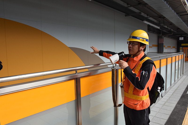 モチーフについて説明する柴﨑氏