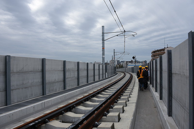 分岐した線路は南（新大阪駅方面）に向けて急激に曲がって下っていく