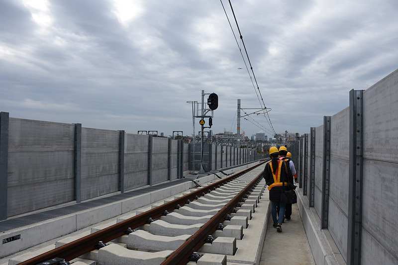 分岐した線路は南（新大阪駅方面）に向けて急激に曲がって下っていく