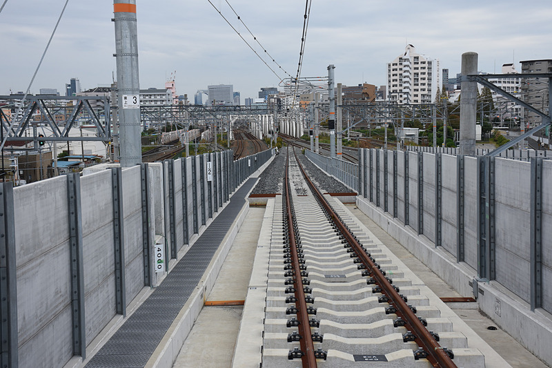 下った先で東海道本線（JR京都線ではなく梅田貨物線）と合流