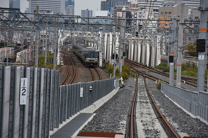 白い鉄橋の右側（西側）が梅田貨物線、左側（東側）がJR京都線