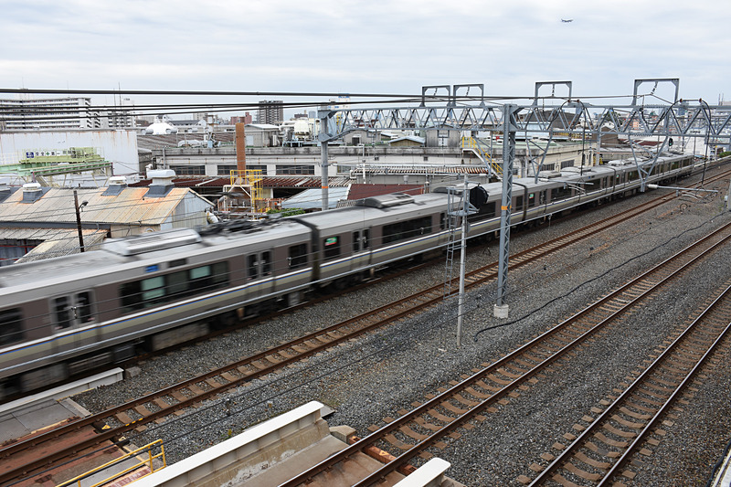 白い鉄橋の右側（西側）が梅田貨物線、左側（東側）がJR京都線