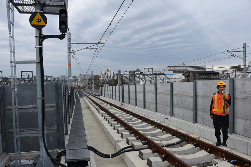 白い鉄橋の右側（西側）が梅田貨物線、左側（東側）がJR京都線