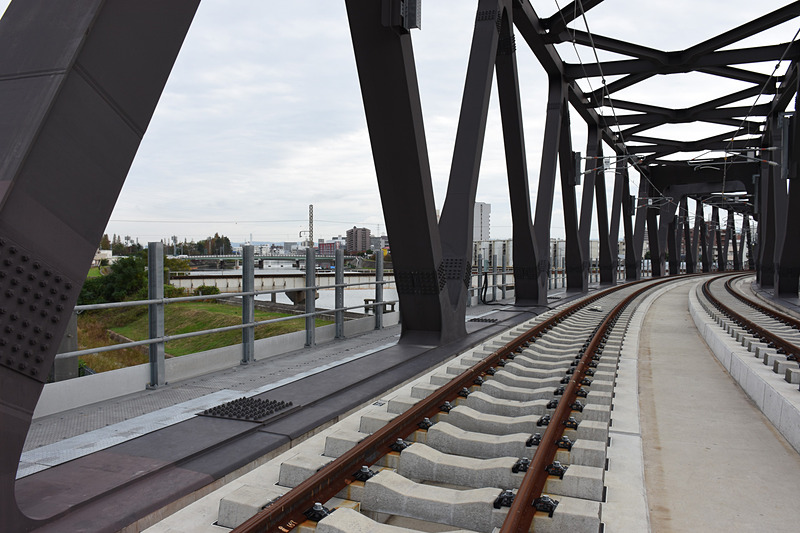 橋梁は鋼鉄製のトラス構造