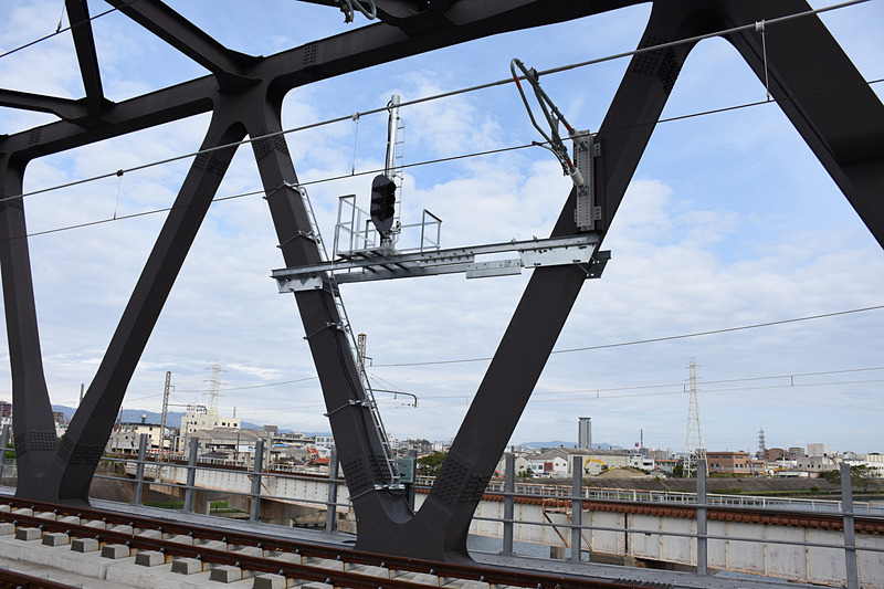 橋梁から南には新幹線の線路が見える