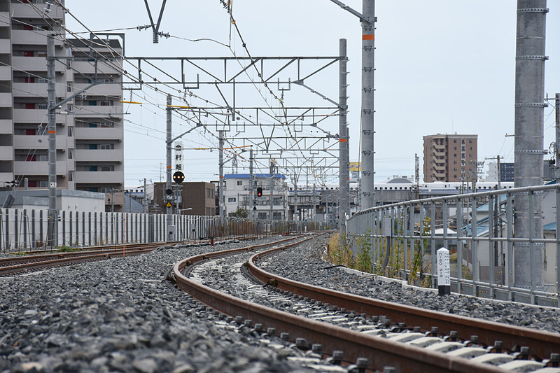 橋梁から南には新幹線の線路が見える