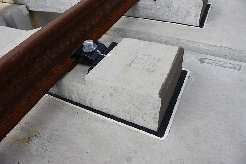 新設した線路部分で使われている弾性枕木直結軌道