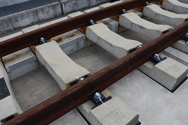 枕木は衝撃を吸収するゴムを敷いた枠に入っており、「メンテナンスフリー」という