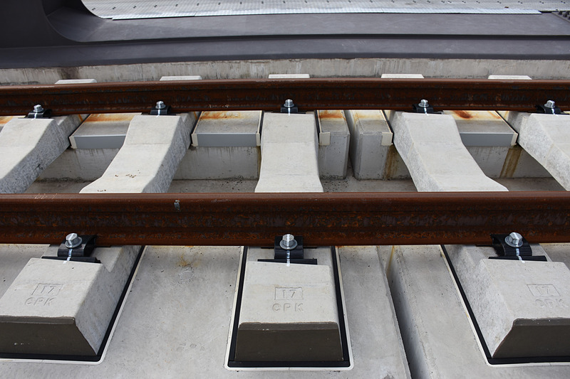 枕木は衝撃を吸収するゴムを敷いた枠に入っており、「メンテナンスフリー」という