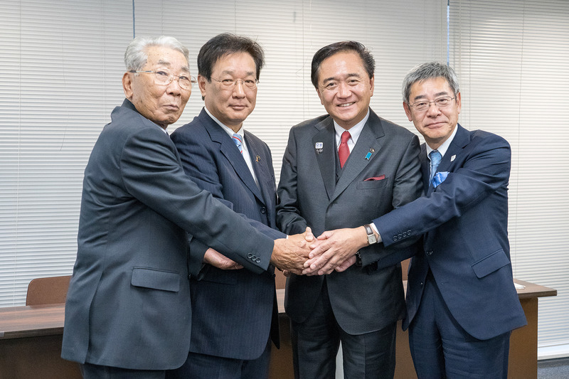 右から京浜急行電鉄株式会社 取締役社長の原田一之氏、神奈川県知事の黒岩祐治氏、三浦市長の吉田英男氏、城ヶ島区長の加藤治彦氏