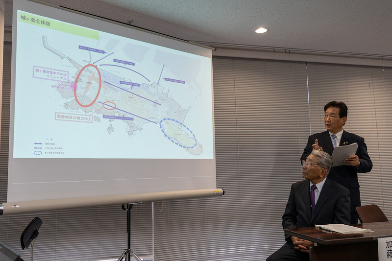 城ヶ島全体図で再整備を説明する三浦市長の吉田英男氏