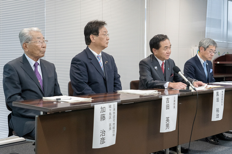 「城ヶ島大橋」の無料化を発表した黒岩神奈川県知事（右から2番目）