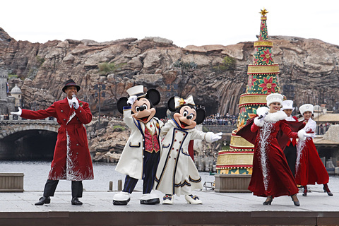 東京ディズニーシーの華やかなクリスマスがスタート 圧巻のレビューショー イッツ クリスマスタイム を初開催 トラベル Watch