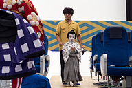 Ana 機内安全ビデオを 歌舞伎 テーマにリニューアル 日本らしさを伝えるとともに興味を引く演出に 降機時にはメイキングビデオ上映 ビデオ撮影現場のオフショットや担当者インタビューを紹介 トラベル Watch