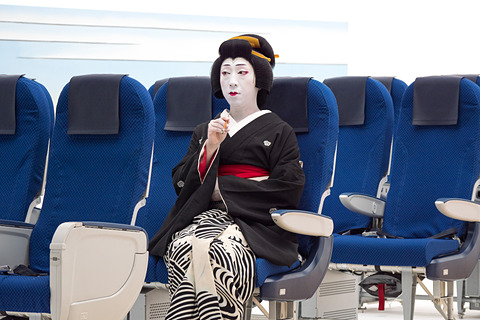 Ana 機内安全ビデオを 歌舞伎 テーマにリニューアル 日本らしさを伝えるとともに興味を引く演出に 降機時にはメイキングビデオ上映 ビデオ撮影現場のオフショットや担当者インタビューを紹介 トラベル Watch