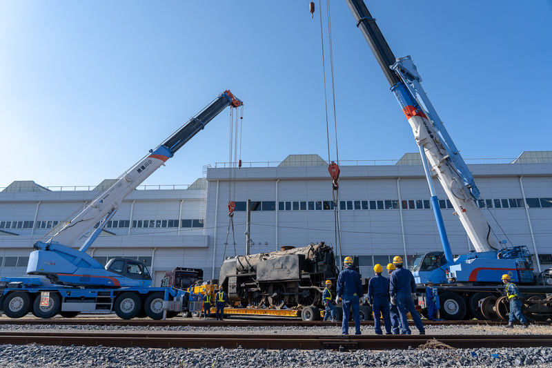 吊り上げ作業の準備中。これには少し時間がかかるので報道陣はそれを静かに見守ります