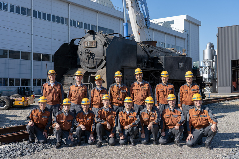 C11形蒸気機関車の復元作業にあたるメンバーの皆さん