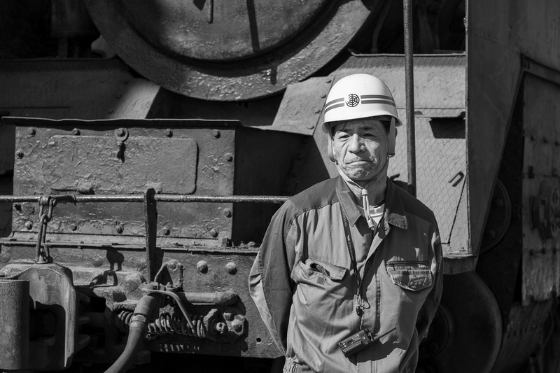 最後にどうしてもやってみたかった今回の写真のモノクロ化。C11形と復元チームリーダーの須藤和男さんをドキュメンタリーのように仕上げてみました。かっこいい！