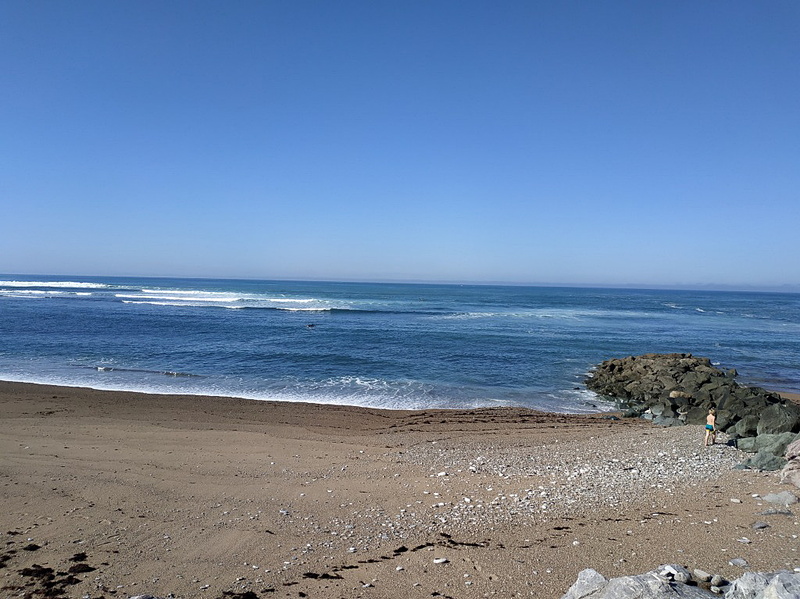 ほぼ毎日散歩に行っていたホテル近くの海。サーファーが多く、見ていて飽きません