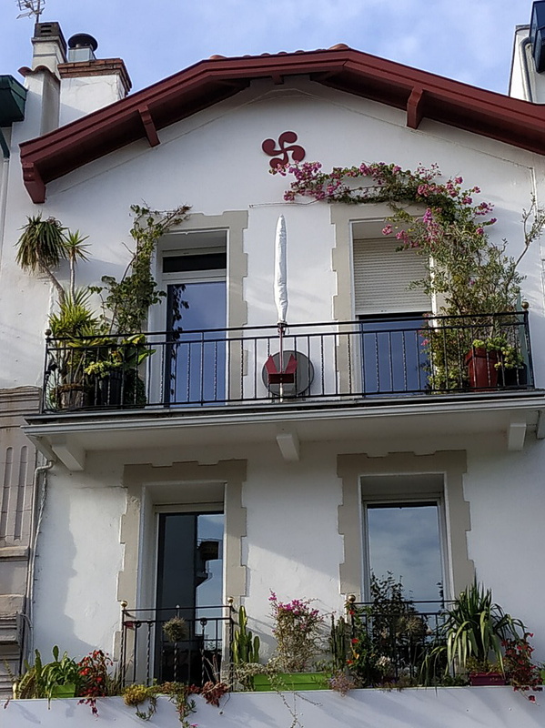 町のいたるところに「ラウブル」と呼ばれるバスクのシンボルマークがあります。バスク十字とも呼ばれています