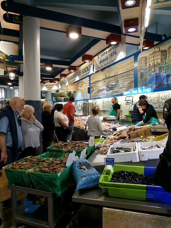 火曜日と金曜日の午前中には屋外市場ができます。それ以外の日の午前中は屋内市場のみです
