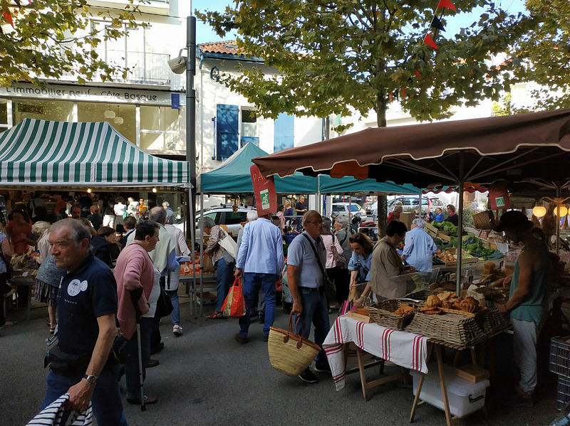 火曜日と金曜日の午前中には屋外市場ができます。それ以外の日の午前中は屋内市場のみです
