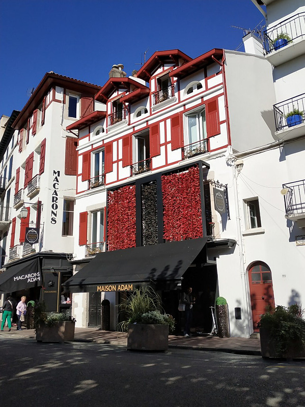 サン＝ジャン＝ド＝リュズには店舗が3軒あります