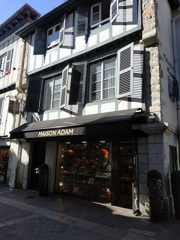 サン＝ジャン＝ド＝リュズには店舗が3軒あります