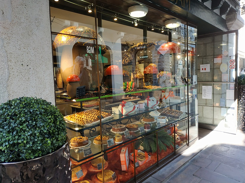 サン＝ジャン＝ド＝リュズには店舗が3軒あります