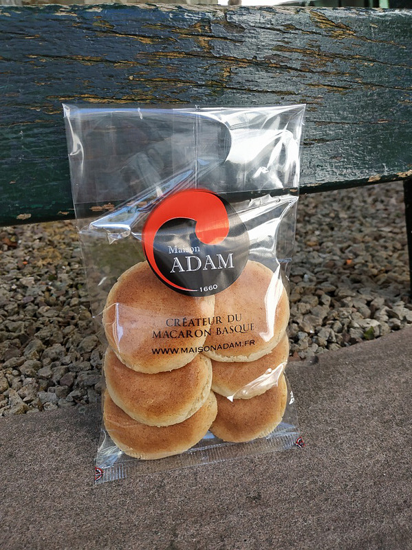 マカロンと、地元の人が美味しいと言っていたので買ってみたCrottins de Pottok
