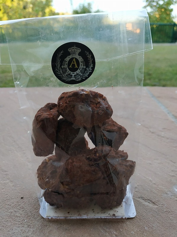 マカロンと、地元の人が美味しいと言っていたので買ってみたCrottins de Pottok