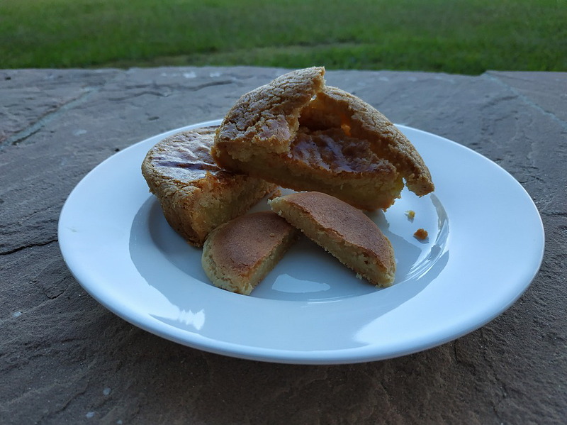 Parièsのクリーム入りのガトー・バスクとMaison Adamのマカロン