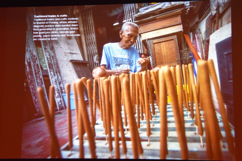 ラタン編みやお線香づくりなどの伝統的なクラフト作りも身近で見ることができる