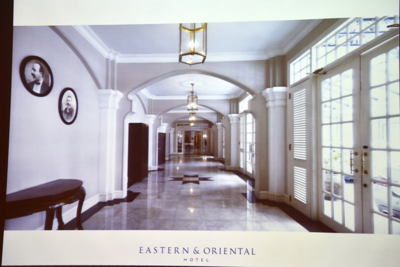 落ち着いた雰囲気でラグジュアリーな時が過ごせる本館。創業者の写真も壁に掲げられている