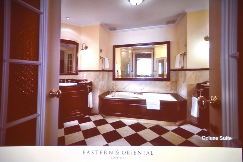 大理石を使ったデザインが秀逸の映画の主人公の気分になれるバスルームも