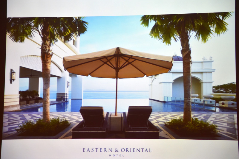 海峡とつながるような感覚が味わえるインフィニティプール