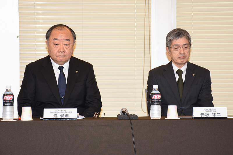 会見には社長の赤坂氏と運航本部長の進俊則氏が登壇