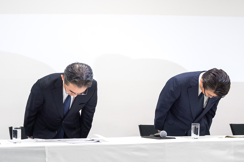 飲酒問題で謝罪するNAHD 片野坂社長と、ANA 平子社長