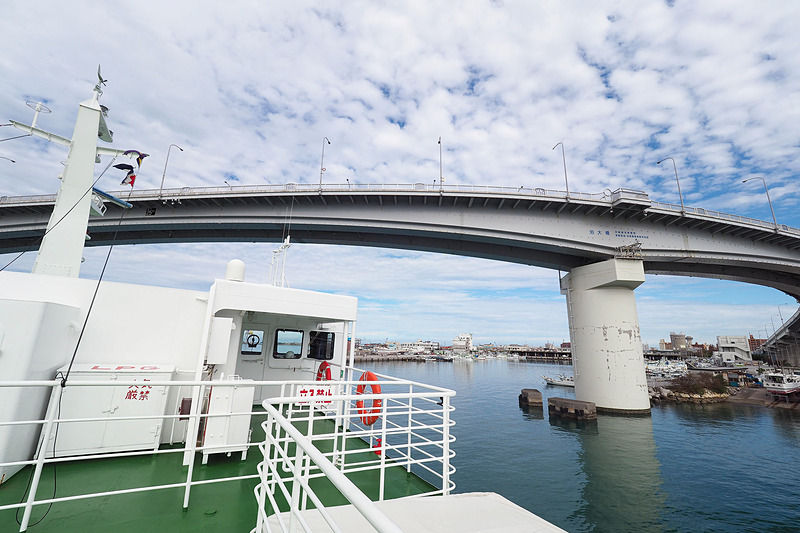 港をまたぐ泊大橋をくぐって、いざ粟国島へ！