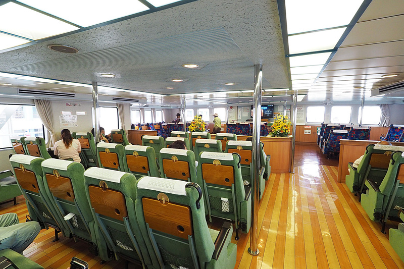 客席は椅子席、ベンチ席、そして寝ながら過ごせる座席があり自由に選べます