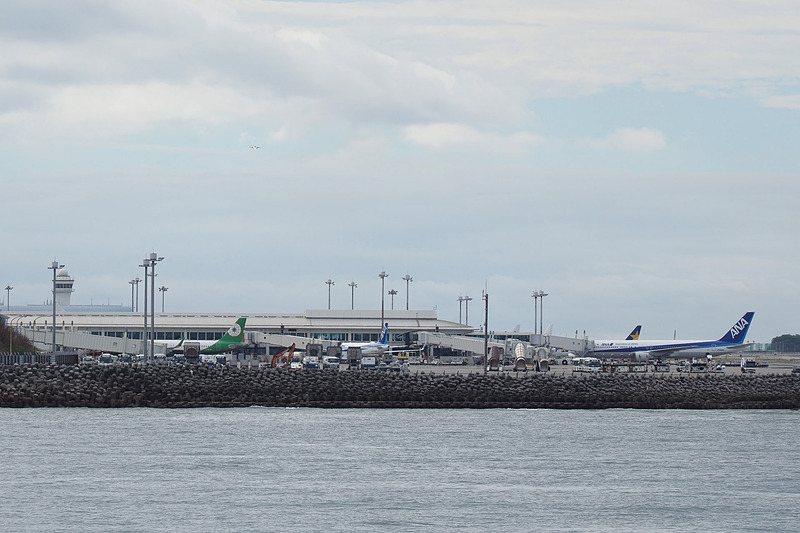 左手に見えるのは那覇空港