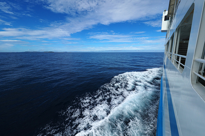 深いブルーの海がどこまでも続きます