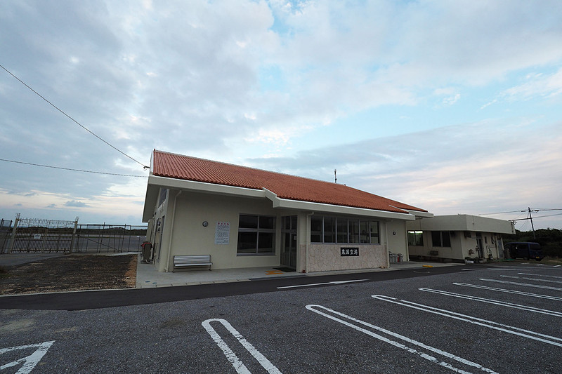 島に空港はありますが現在就航している便はありません（2018年11月現在）