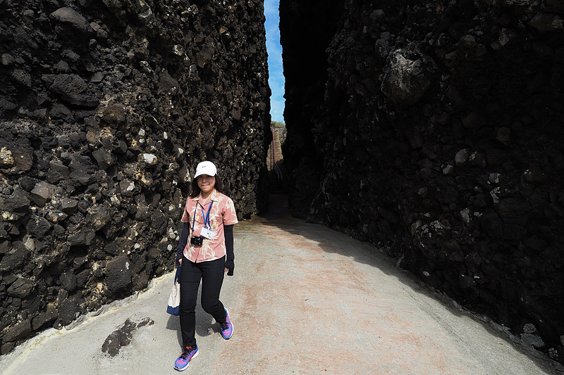 そそり立つ壁は火山岩塊や火山礫が堆積したものでしょうか。今にも崩れそうです