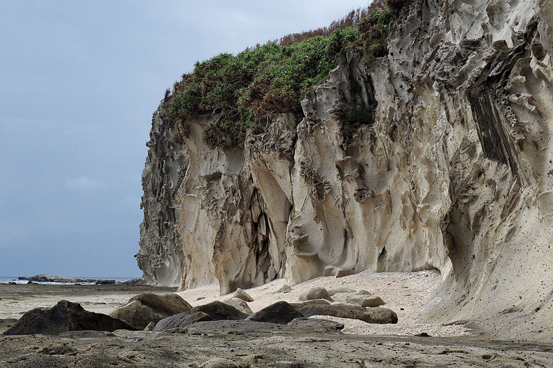 白色凝灰岩には柔らかい層と硬い層があるため風雨による侵食具合に差があり、このような形状を生み出すそうです
