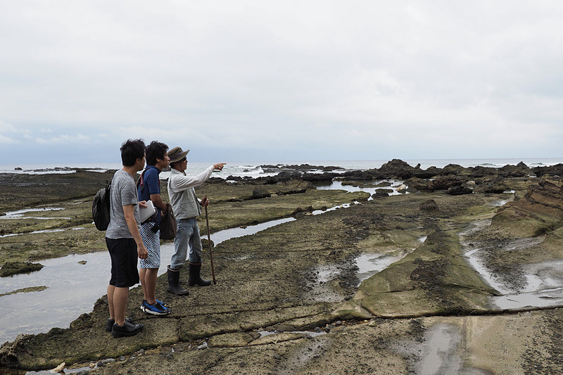 地元のガイドさんに説明を受ける一行。ここだけ見ても地面の色や崖の色にさまざまなバリエーションがあるのが分かります