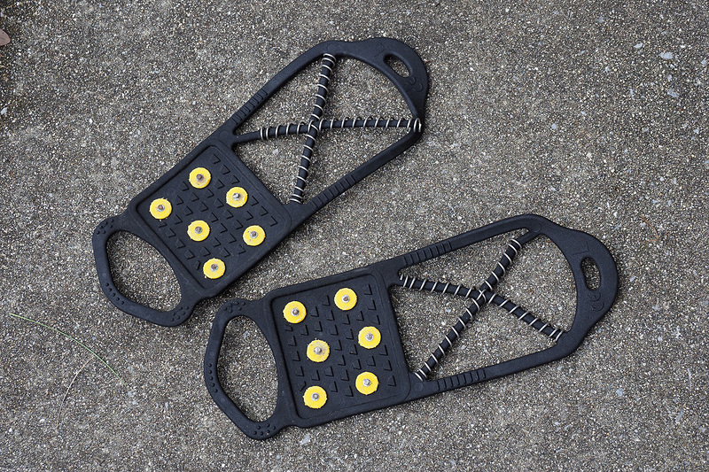 岩場ですのでシューズに滑り止めを装着して散策しました