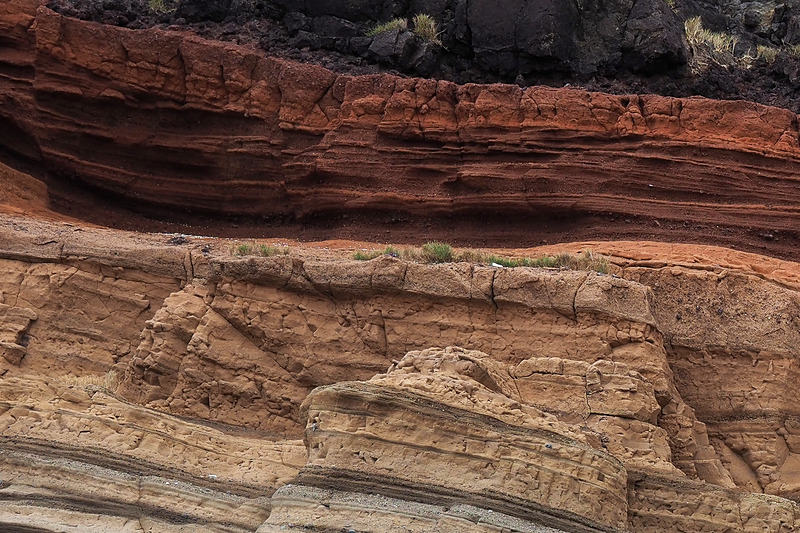 上に流れてきた高温の玄武岩の溶岩により凝灰岩に含まれる鉄分が酸化して赤くなったとか。砂のまま挟まれたような層も見えてもう何が何だか分かりませんが、とにかく不思議な美しさです。そんな溶岩が海に流れていく様子も見て取れ、この地にかつて激しい火山活動があったことがうかがえます